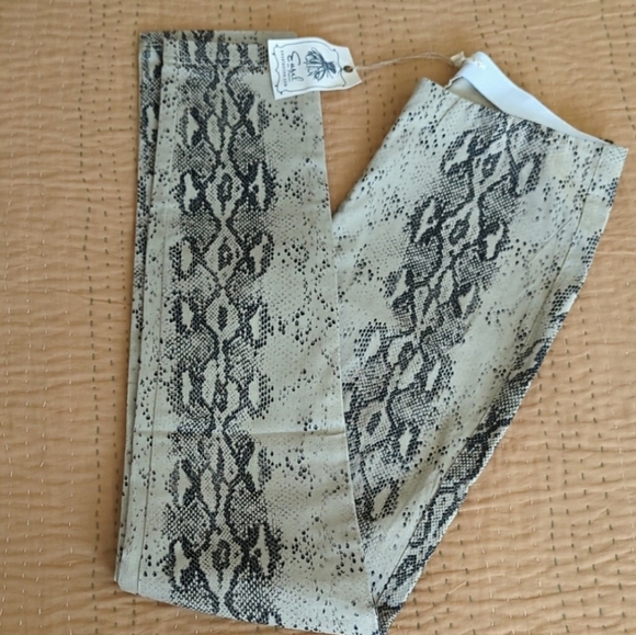 🆕🌿snake PRINT PANTS🌿 - Picture 2 of 9